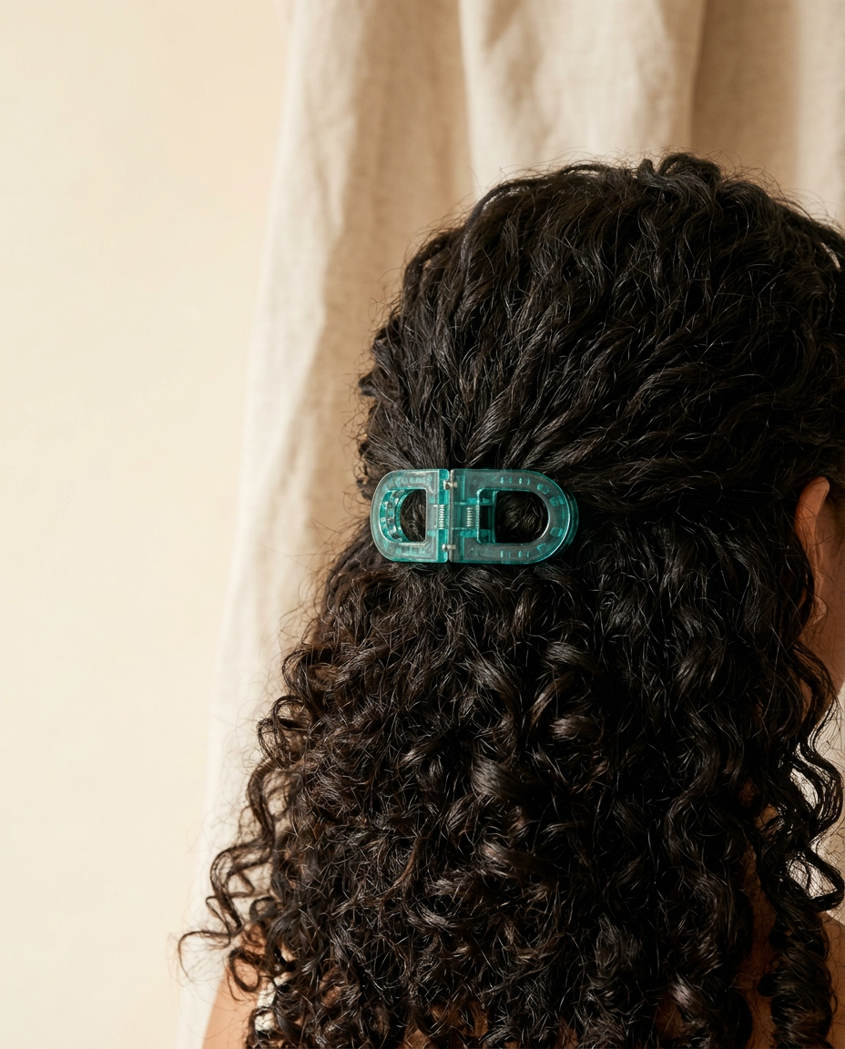 Le Magnéclip posé sur des cheveux bouclés